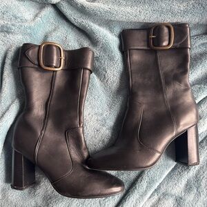 Elegant Black Heeled Boots with Buckle Detail